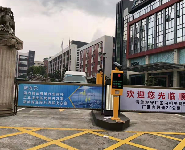 章丘小区广告道闸